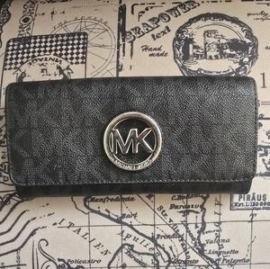 Michael Kors Fulton Carryall wallet W/ Sig MK Plate GUC